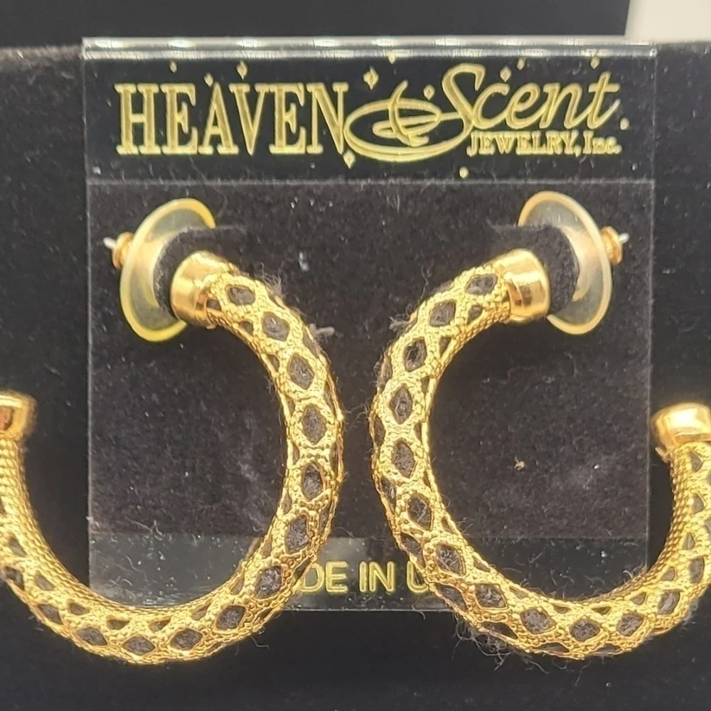 Heaven Scent Jewelry Collection Small and Medium Gold-tone Hoops (Reg Post)​​​